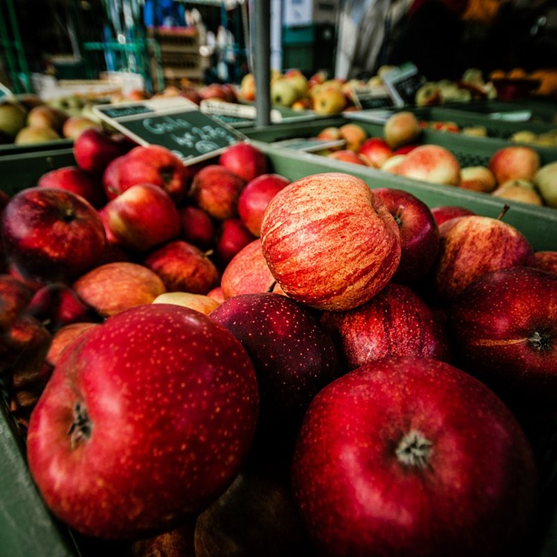Aneka buah segar di keranjang rotan